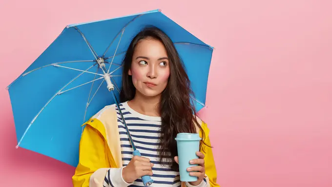 perempuan memakai payung