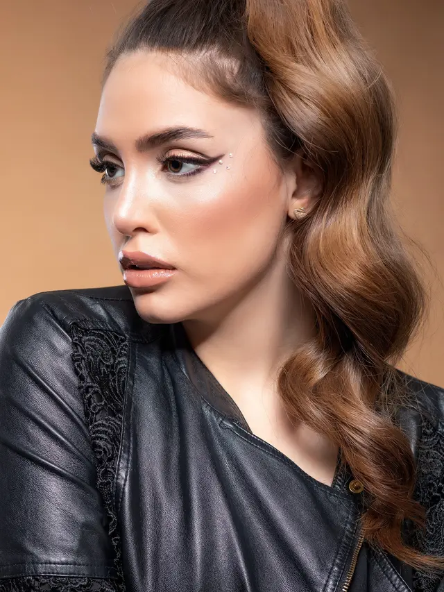 Contoh ilustrasi wanita dengan makeup