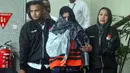 Bupati Pekalongan, Fadia Arafiq (tengah) saat dibawa petugas menuju mobil tahanan usai menjalani pemeriksaan usai terjaring Operasi Tangkap Tangan (OTT) di gedung Merah Putih Komisi Pemberantasan Korupsi (KPK), Jakarta, Rabu (4/3/2026). KPK menahan Bupati Pekalongan, Fadia Arafiq, setelah Operasi Tangkap Tangan (OTT). (Foto: Istimewa)