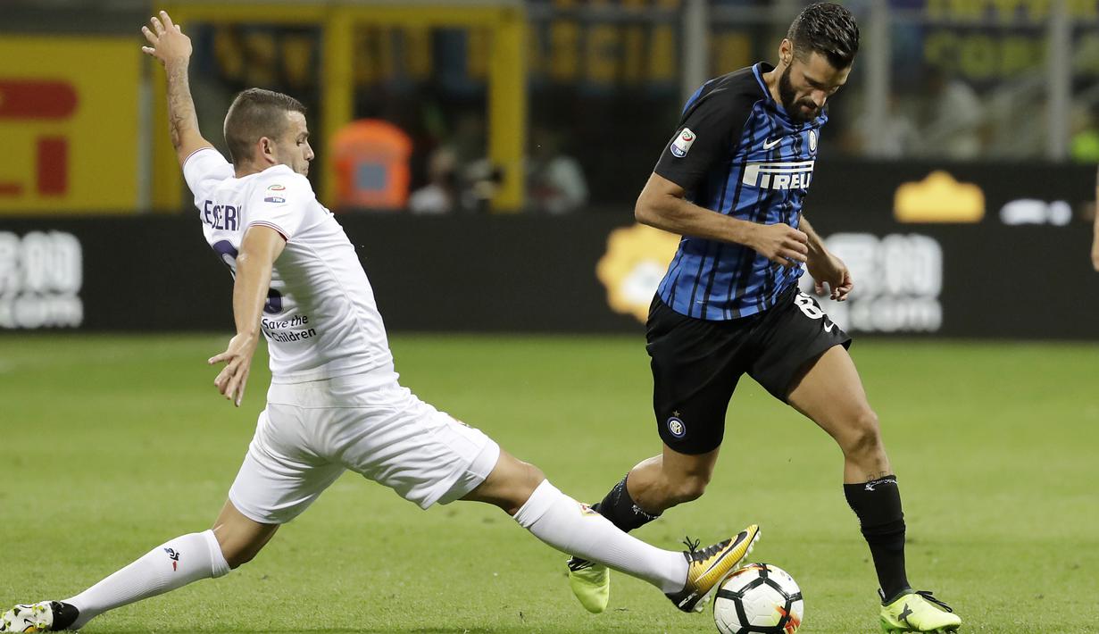 Pemain Inter Milan, Antonio Candreva (kanan) berusaha melewati pemain Fiorentina, Valentin Eysseric pada laga Serie A di  San Siro stadium, Milan (20/8/2017). Inter menang 3-0. (AP/Antonio Calanni)