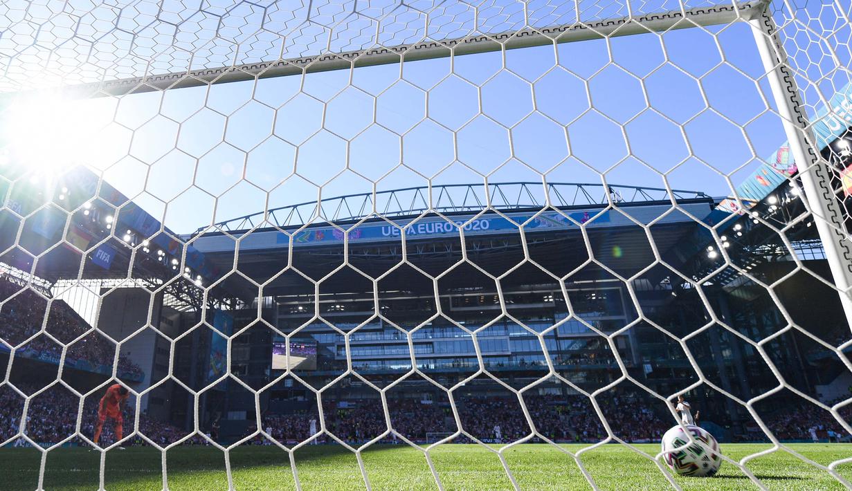 Spanyol malah lebih dulu tertinggal karena blunder fatal Unai Simon pada menit ke-20. Dia gagal mengontrol bola backpass dari Pedri. Bola meluncur deras dari tengah lapangan dan gagal ditangkap Simon. (Foto: AFP/Pool/Jonathan Nackstrand)