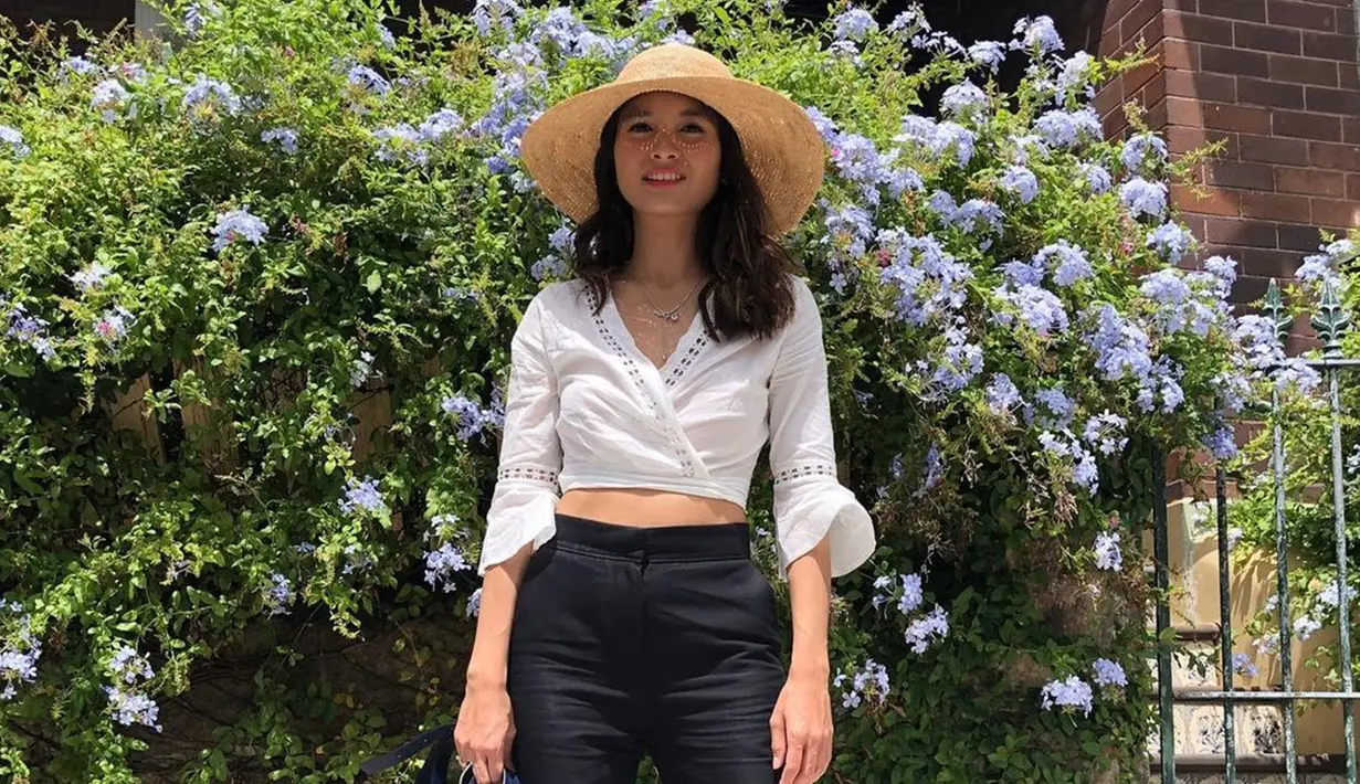 Tampil santai dengan busana model crop top berwarna putih, Acha Septriasa memilih memadukannya dengan celana berwarna hitam. Bahkan, topi yang digunakan olehnya pun menambah nilai plus dalam penampilan santainya yang tetap terlihat stylish. (Liputan6.com/IG/@septriasaacha)