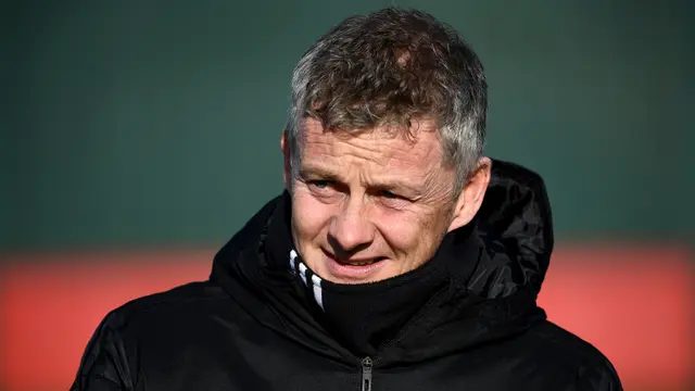 Pelatih Manchester United, Ole Gunnar Solksjaer, bersiap memimpin latihan jelang laga 16 besar Liga Champions. (AFP/Franck Fife)