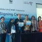 Para pejabat Traveloka dan WWF-Indonesia menunjukkan sertifikat kerjasama (dok Liputan6.com/Ossid Duha Jussas Salma)