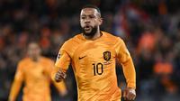 Pemain Timnas Belanda, Memphis Depay melakukan selebrasi setelah mencetak gol pertama timnya ke gawang Timnas Gibraltar  pada laga Grup B Kualifikasi Euro 2024 di Feyenoord Stadium, Rotterdam, Belanda, Selasa (28/03/2023) WIB. De Oranje menang dengan skor 3-0. (AFP/John Thys)