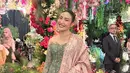 Artis Ayu Dewi juga hadir mengenakan kebaya hijau brokat berpayet dipadukan selendang dan bawahan kain songket pink. Ia membawa mini bag Hermes dan mengenaka kalung layering. [@mrsayudewi]