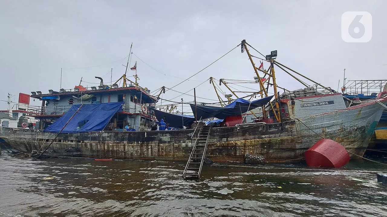 Cuaca Ekstrem, Banjir Rob Landa Pelabuhan Muara Baru