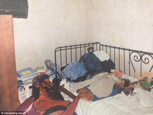 Tempat tidur kotor tak layak untuk tidur | Photo: Copyright dailymail.co.uk