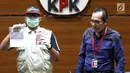 Petugas dan Wakil Ketua KPK Saut Situmorang menunjukkan barang bukti OTT Direktur Teknologi PT Krakatau Steel, Wisnu Kuncoro terkait pengadaan barang dan jasa tahun 2019 di Gedung KPK, Jakarta, Sabtu (23/3). KPK menangkap 4 tersangka dengan barang bukti uang Rp 20 juta. (Liputan6.com/Johan Tallo)