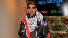 Joe Jonas mengenakan jaket hitam berdesain unik saat menghadiri Kari Feinstein's Style Lounge di Utah, 23 Januari 2016. Jaket itu bergambar semangkuk mie ayam lengkap dengan sayur, sendok dan garpu. (Lily Lawrence/Getty Images untuk Kari Feinstein/AFP)