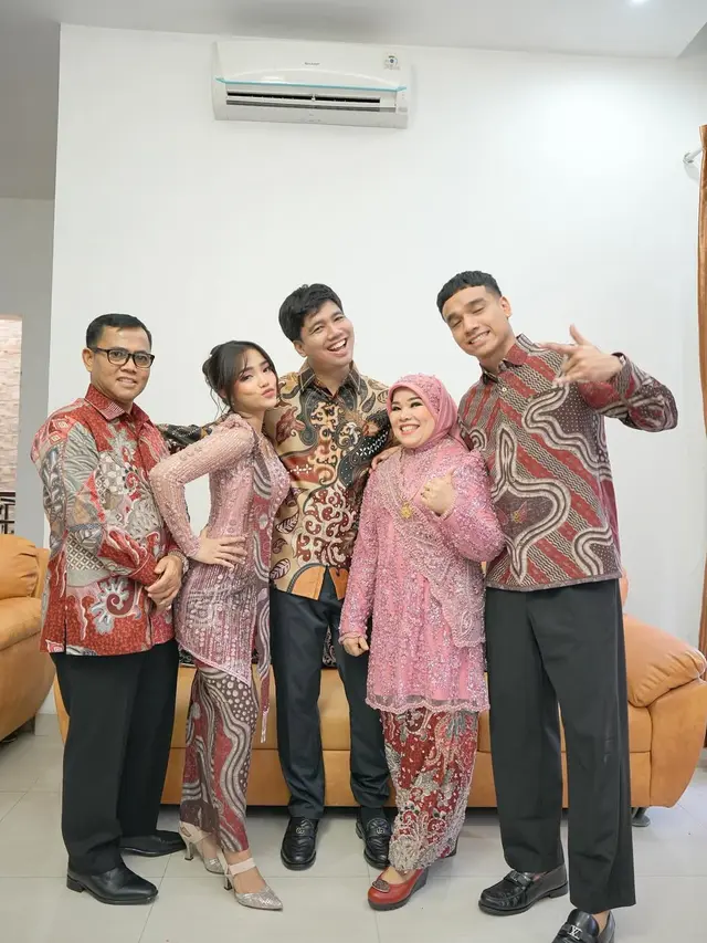 6 Pesona Fuji An dalam Balutan Kebaya Pink di Acara Lamaran Sang Kakak, Frans Faisal