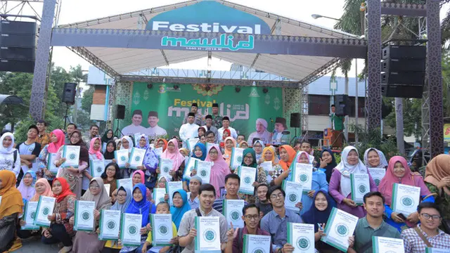 Wali Kota Tangerang Santuni Anak Yatim dan Serahkan Sertifikat Halal Bagi 97 UKM