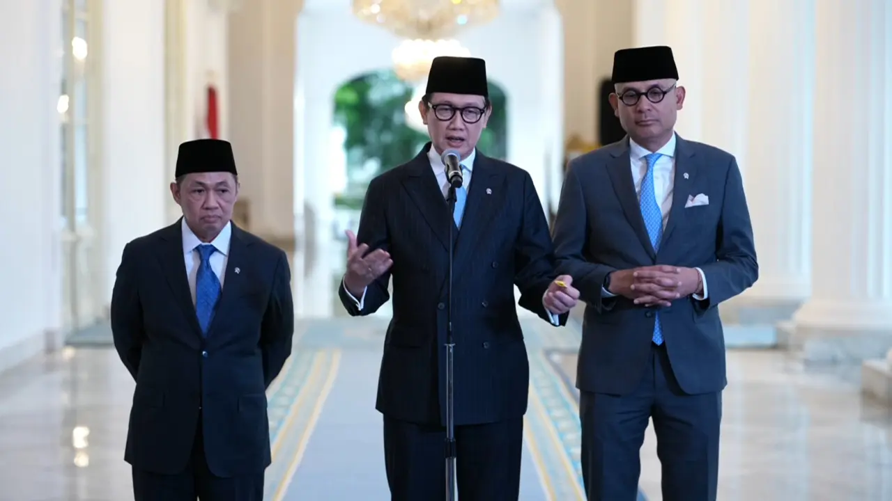 Wamenlu RI Arif Havas Oegroseno diapit Wamenlu RI Anis Matta dan Wamenlu RI Arrmanatha Christiawan Nasir saat memberikan keterangan pers di Istana Negara, Selasa (9/6).