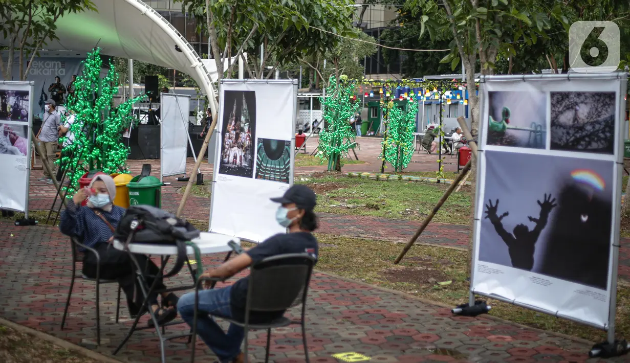 Pameran karya foto jurnalistik dari para pewarta foto di kawasan Thamrin 10, Jakarta, Jumat (4/12/2020). Sebanyak 133 karya dipilih berdasarkan kriteria dari dewan juri dalam mengikuti ajang pameran "Rekam Jakarta" sepanjang tahun 2019-2020 yang didera Pandemi Covid-19. (Liputan6.com/Faizal Fanani)