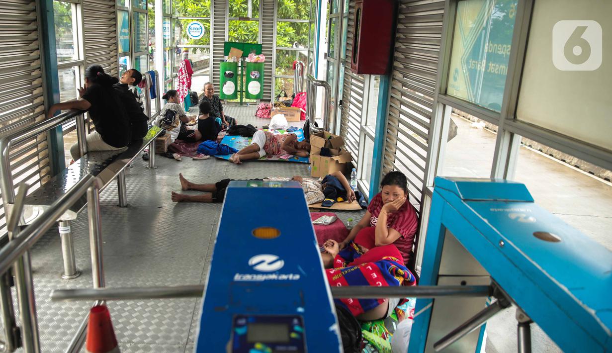 Korban banjir mengungsi di Halte Transjakarta Dispenda Samsat Barat, Jakarta Barat, Jumat (3/1/2020). Para korban terpaksa mengungsi ke halte tersebut akibat kurangnya posko pengungsian di sekitar lokasi terdampak banjir. (Liputan6.com/Faizal Fanani)