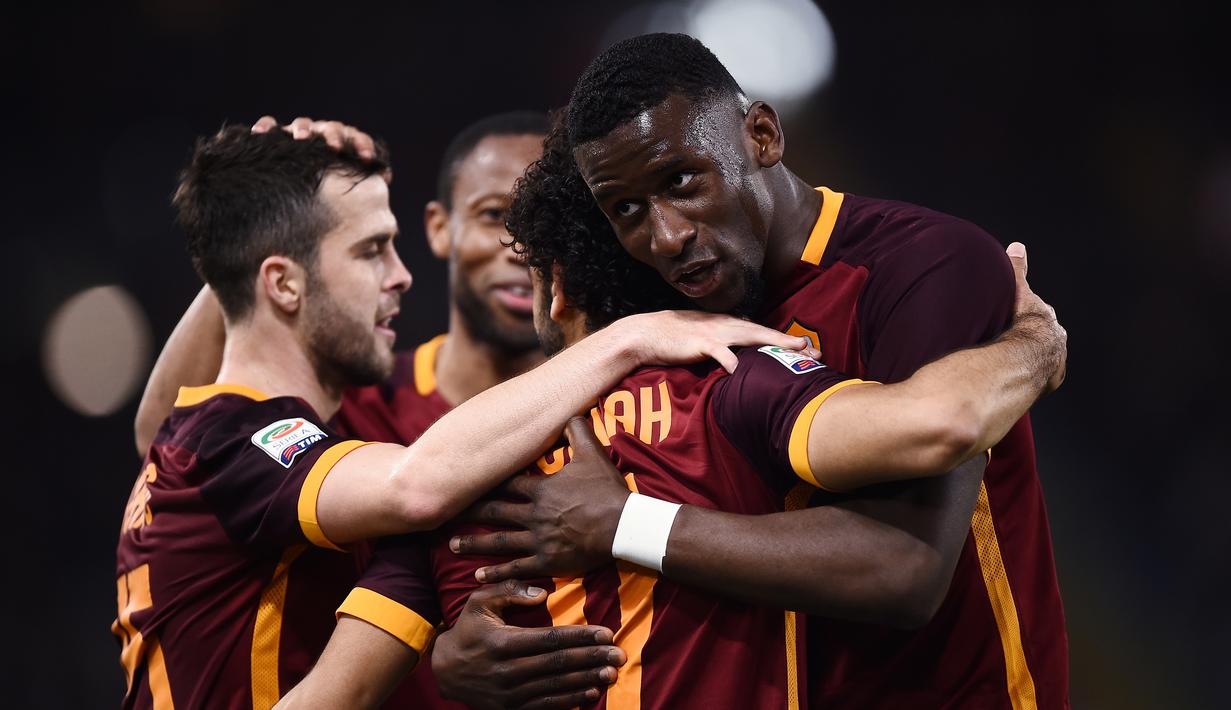 Pemain AS Roma menyambut gol yang dicetak Mohamed Salah ke gawang Palermo dalam lanjutan Serie A Italia di Stadion Olimpico, Roma, Senin (22/2/2016) dini hari WIB. (AFP/Filippo Monteforte)