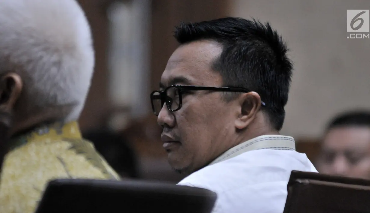 Menpora Imam Nahrawi (kanan) saat menjadi saksi di Pengadilan Tipikor, Jakarta, Senin (29/4/2019). Menpora hadir memenuhi panggilan sebagai saksi dalam sidang lanjutan kasus dugaan suap Dana Hibah KONI. (merdeka.com/Iqbal Nugroho)
