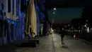 Seorang pria berlari di Kanal Naviglio Grande, Milan, Italia, Selasa (10/3/2020). Untuk mengantisipasi penyebaran virus corona (COVID-19), bar atau restoran hanya diizinkan buka mulai pukul 06.00 sampai 18.00. (AP Photo/Antonio Calanni)