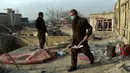 Warga saat berada di rumah mereka yang rusak di dekat lokasi sebuah bom mobil yang meledak di sebuah restoran Prancis di Kabul, Afganistan, Sabtu (2/1/2016). Akibatnya, dua orang tewas dan 15 lainnya luka-luka. (AFP PHOTO/Wakil Kohsar)