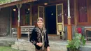 Dul Jaelani terlihat gagah kenakan beskap Jawa lengkap dengan kain Batik cokelat gelap yang sama. [@duljaelani]