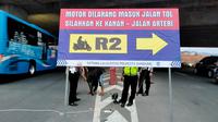 Satlantas Polresta Bandung menambah rambu khusus penanda pengguna motor di simpang susun Jalan Raya Cileunyi tepatnya di jalur menuju Gerbang Tol (GT) Cileunyi, Sabtu (7/5/2022).