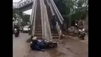 pemotor terjatuh saat hendak melewati jembatan penyebrangan