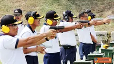 Citizen6, Surabaya: Usai melaksanakan jalan sehat, acara dilanjutkan dengan latihan menembak oleh para perwira Pasmar-1. (Pengirim: Diyat Akmal Thahar). 