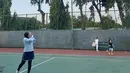 Beberapa momen Natasha Rizky sering bermain tenis. Gayanya saat main tenis ini curi perhatian. Banyak yang menyebut perempuan berusia 28 tahun saat bermain tenis bergaya simpel tapi menawan.  (Liputan6.com/IG/@natasharizkynew)
