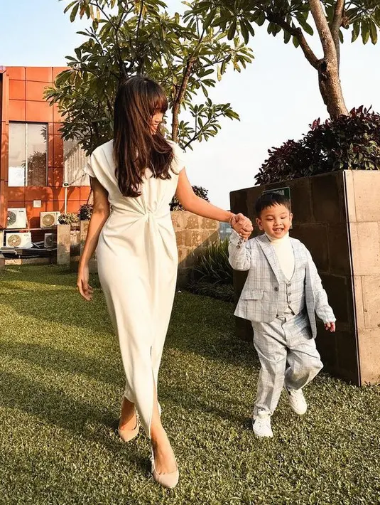 Dress span tersebut seharga Rp130 ribuan, Fuji pun membelinya di ecommerce yang ia cantumkan di Instagram Storynya. [@fuji_an]