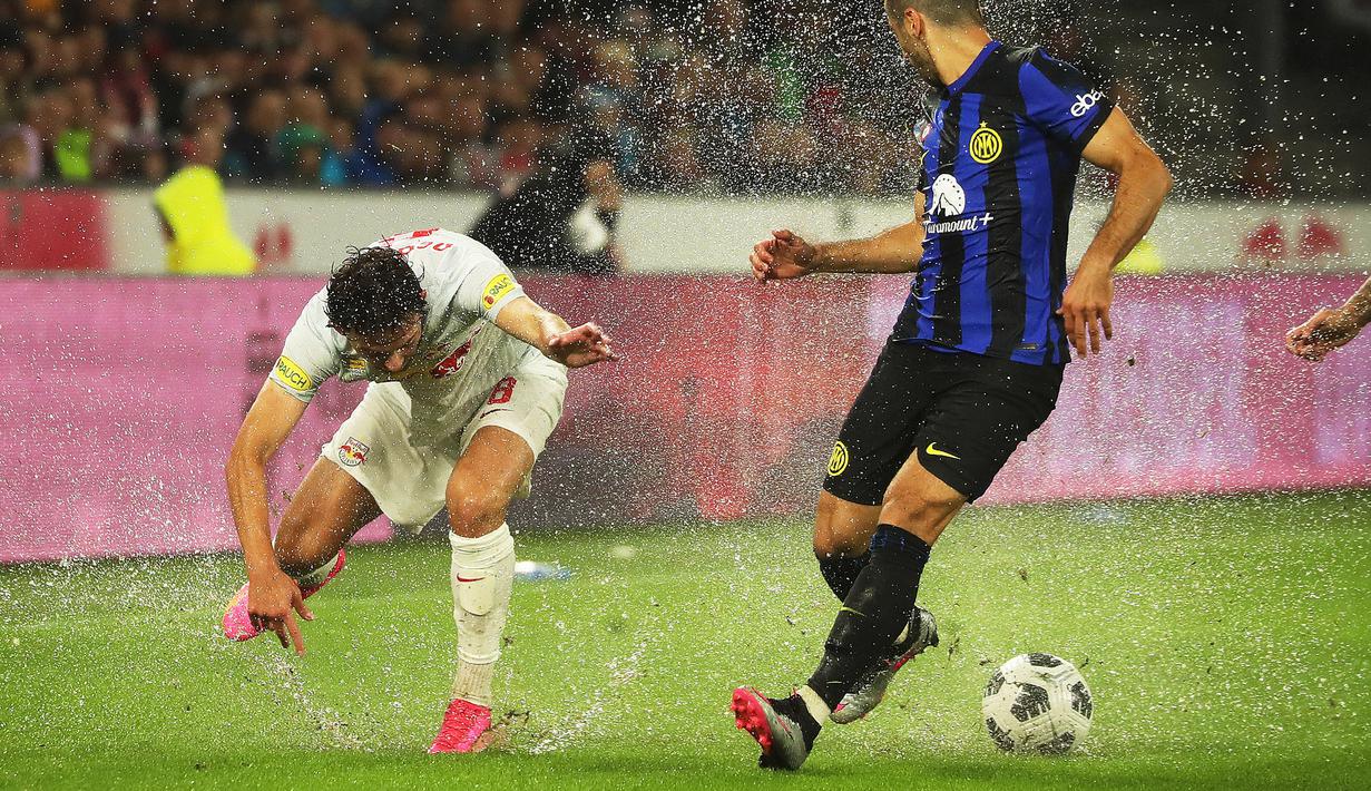 Pemain RB Salzburg, Dijon Kameri (kiri) berebut bola dengan pemain Inter Milan, Henrikh Mkhitaryan pada laga uji coba pramusim di Red Bull Arena, Austria, 10 Agustus 2023 WIB. (AFP/APA/Krugfoto)