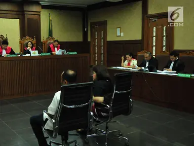 Pengacara Elza Syarief (kanan) menjadi saksi pada sidang lanjutan kasus dugaan pemberian keterangan palsu dalam sidang kasus KTP Elektronik dengan terdakwa Miryam S Haryani di Pengadilan Tipikor, Jakarta, Senin (21/8). (Liputan6.com/Helmi Afandi)