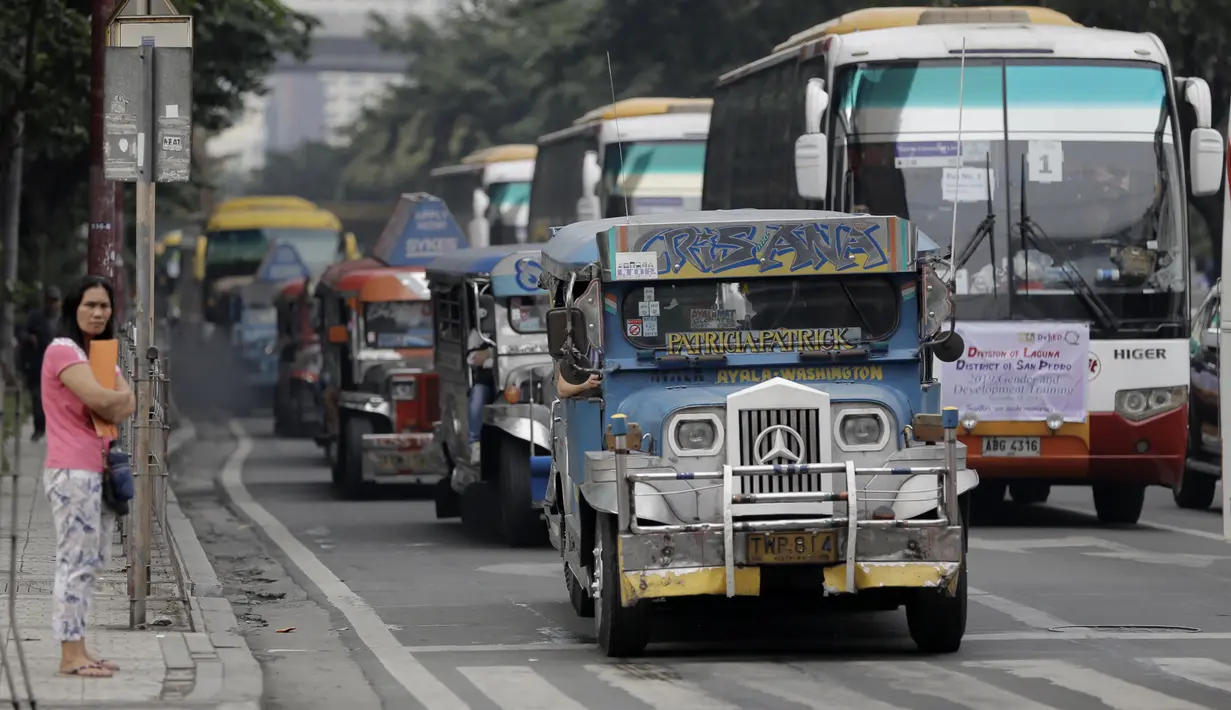 Deretan mobil Jeepney terjebak di antara kemacetan yang terjadi di Manila, Filipina, Jumat (22/11). Jeepney merupakan transportasi umum paling populer dan sudah menjadi ikon di Filipina. (Bola.com/M Iqbal Ichsan)