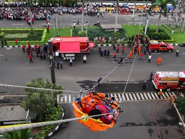 Petugas damkar mengevakuasi korban saat simulasi penanggulangan kebakaran di Senayan City, Jakarta, Kamis (2/6). Simulasi ini untuk meningkatkan kewaspadaan dan kesigapan pengelola pusat perbelanjaan dalam menghadapi kebakaran. (Liputan6.com/Fery Pradolo)
