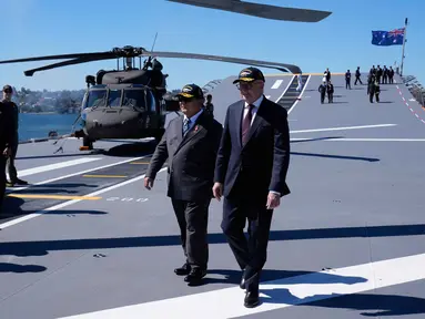 Presiden Indonesia Prabowo Subianto (kiri) bersama Perdana Menteri Australia Anthony Albanese berjalan di dek kapal HMAS Canberra di pangkalan armada Kuttabul di Sydney, Australia, Rabu 12 November 2025. Presiden Prabowo Subianto meninjau langsung Kapal HMAS Canberra di Garden Island Naval Base, Australia. (AP Photo/Rick Rycroft)