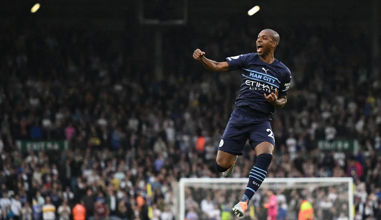 <p>Gelandang Manchester City, Fernandinho melakukan selebrasi dengan rekan setimnya setelah mencetak gol ke gawang Leeds United pada pertandingan lanjutan Liga Inggris di Elland Road di Leeds, Inggris utara (30/4/2022). City menang telak atas Leeds 4-0. (AFP/Oli Scarff)</p>