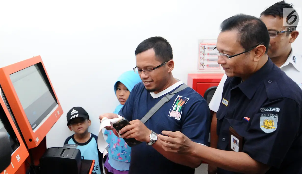 Dirut PT KAI, Edi Sukmoro (kanan) mengecek kelancaran lokasi cetak tiket di Stasiun Senen, Jakarta, Jumat (9/6). Jelang arus mudik Lebaran 2017, Dirut KAI Edi Sukmoro mengecek kesiapan petugas serta fasilitas layanan. (Liputan6.com/Helmi Fithriansyah) 