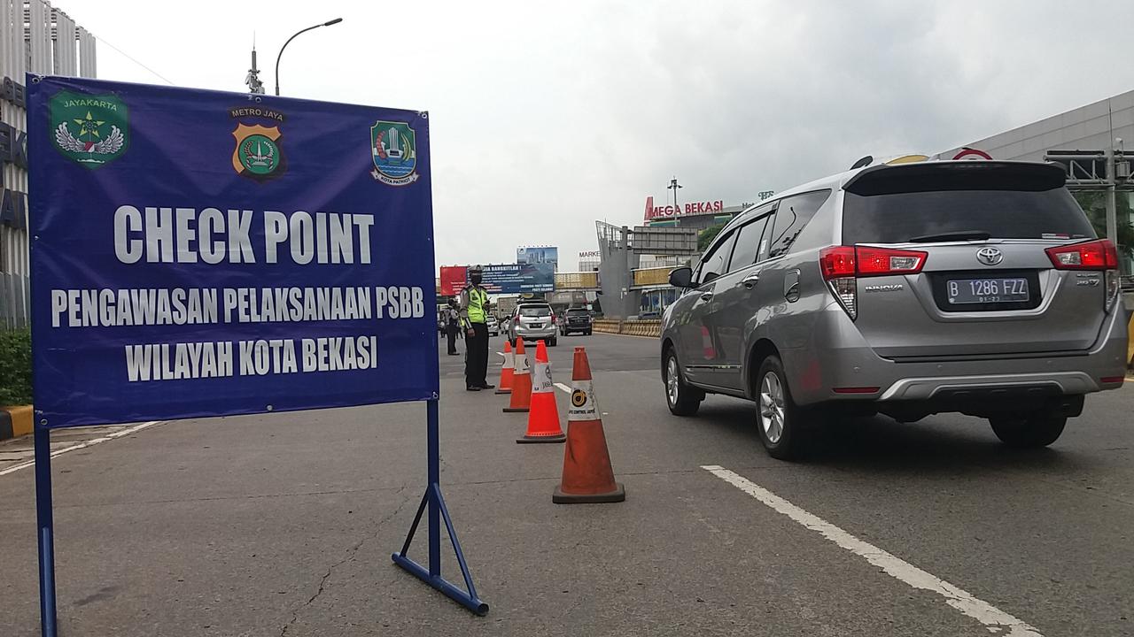 Petugas Check Point di Bekasi Suruh Putar Balik Pengendara yang Nekat Mudik