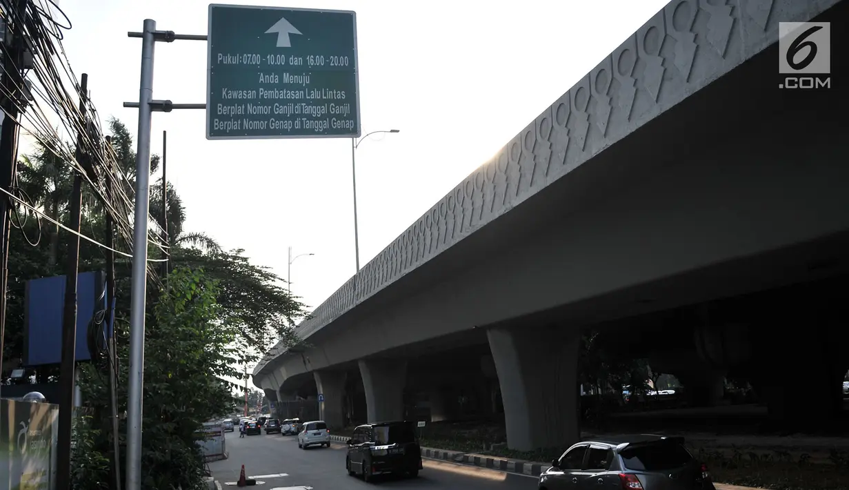Kendaraan melintas di dekat rambu ganjil genap di kawasan Gatot Subroto, Jakarta, Minggu (1/7). Perluasan sistem ganjil genap pada mobil pribadi mencakup Jalan Rasuna Sahid, Gatot Subroto, Jalan Benyamin Sueb. (Merdeka.com/Iqbal S. Nugroho)