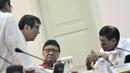 Sejumlah Menteri berdialog saat menghadiri rapat terbatas di Kantor Presiden, Komplek Istana Kepresidenan, Jakarta, Rabu (18/3/2015).(Liputan6.com/Faizal Fanani)