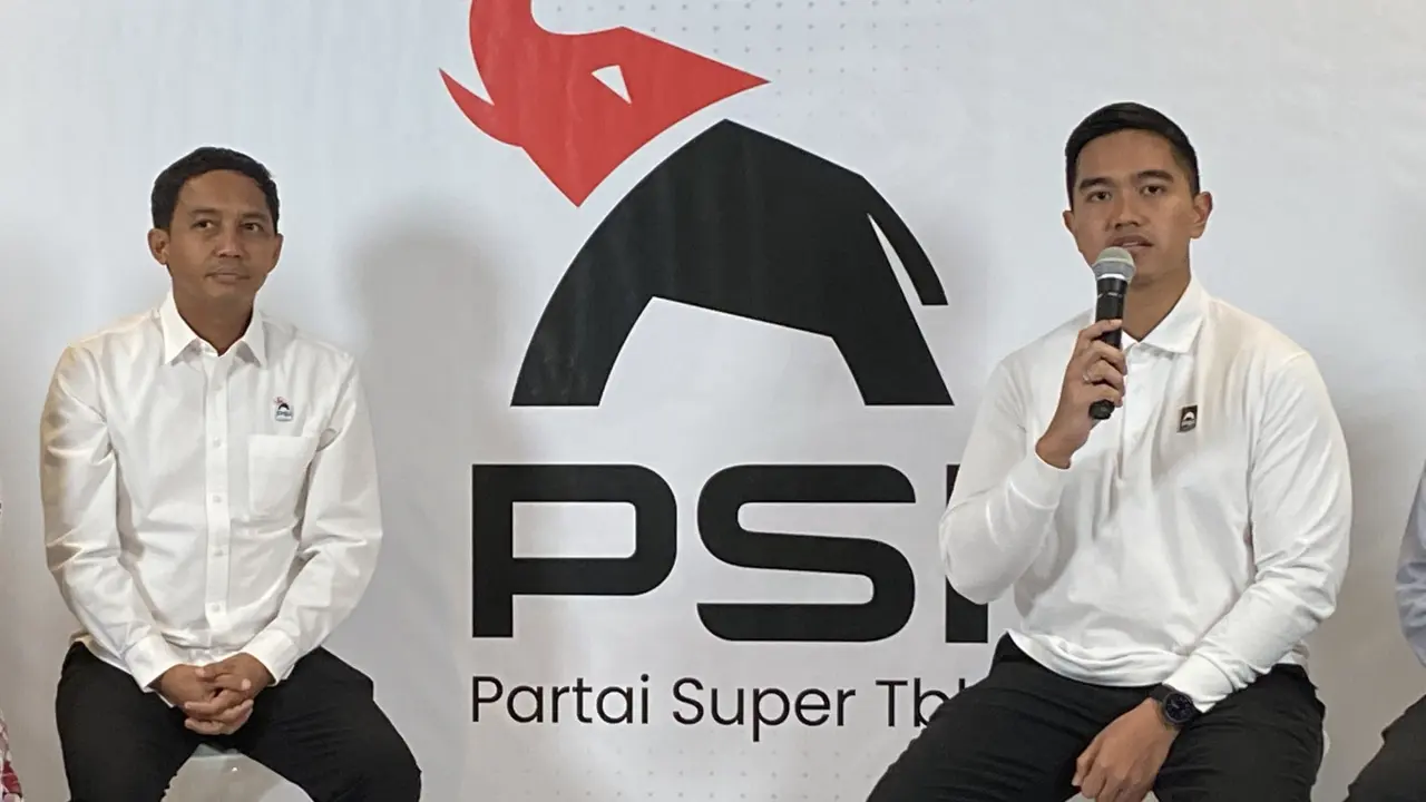 Ketua Umum Partai Solidaritas Indonesia (PSI) Kaesang Pangarep bersama Sekjennya, Raja Juli Antoni.