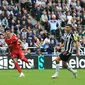 Darwin Nunez (kiri), yang baru bermain di menit ke-77 berhasil mencetak gol penyeimbang ke gawang Newcastle United setelah mengelabui Fabian Schar (kanan). (AFP/Lindsey Parnaby)