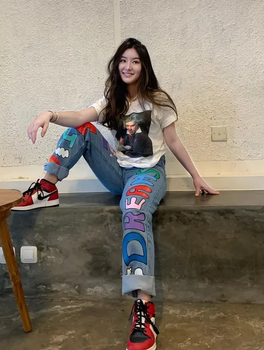 Ingin tampil lebih seru, kamu bisa memadukan denim dengan aksen print yang beragam untuk menambah keseruan gaya. (Foto: Instagram/ Shannon Wong)