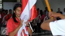 Atlet lompat jauh, Maria Londa bersiap mencium bendera saat upacara Pengukuhan dan Pelepasan Kontingen Olimpiade Rio 2016 di Kemenpora Jakarta, Selasa (21/6). 26 atlet Indonesia siap berlaga di Olimpiade Rio 2016. (Liputan6.com/Helmi Fithriansyah)