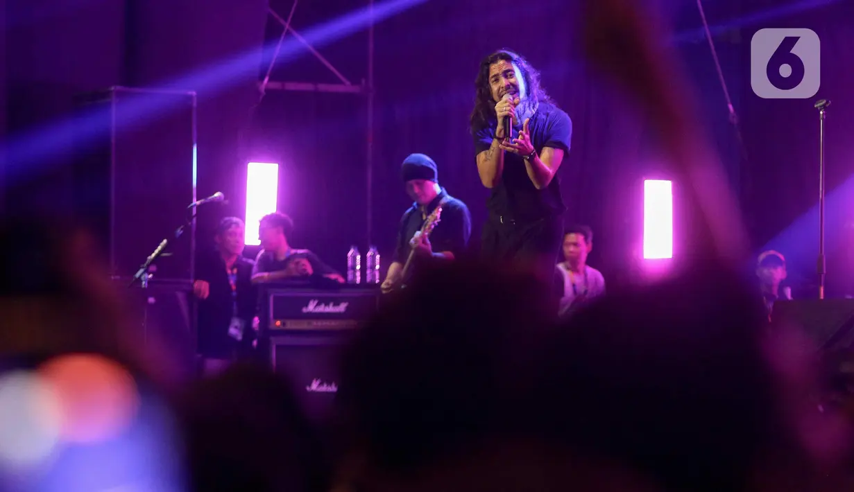 Dewa 19 feat Ello tampil di hari terakhir Festival Musik Pestapora 2024. (Liputan6.com/Herman Zakharia)
