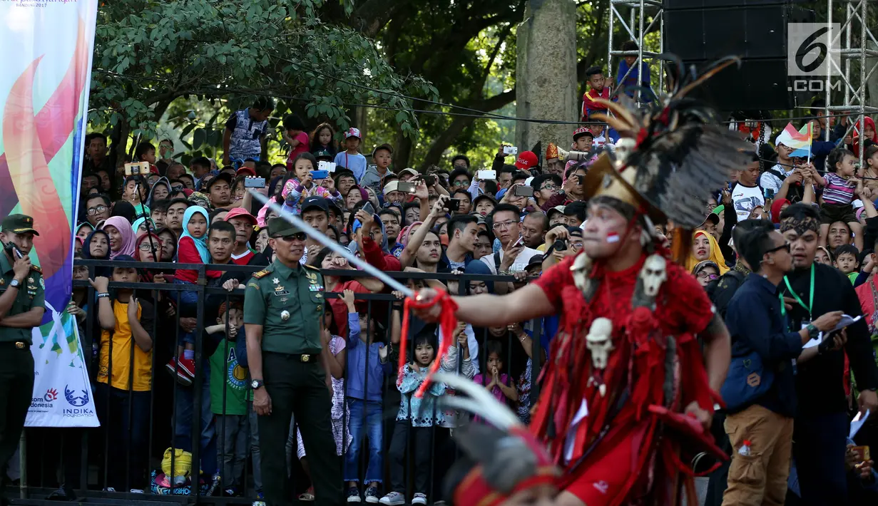 Kerumunan warga menyaksikan arak-arakan Karnaval Kemerdekaan Pesona Parahyangan 2017 melintasi jalanan utama Kota Bandung, Sabtu (26/8). Karnaval ini merupakan rangkaian dan penutupan HUT Kemerdekaan RI ke-72. (Liputan6.com/Johan Tallo)
