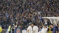 Suporter Arema FC saat pertandingan melawan Persija Jakarta pada laga Liga 1 di SUGBK, Jakarta, Sabtu (31/3/2018). Babak pertama berakhir imbang 1-1. (Bola.com/M Iqbal Ichsan)