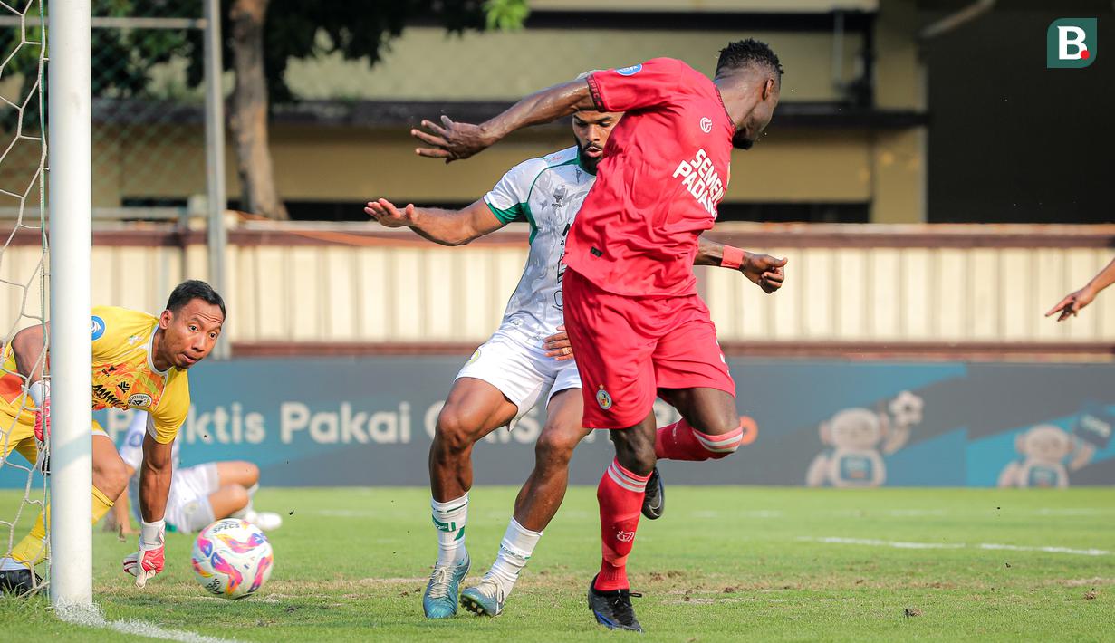 Pemain Semen Padang, Ikechukwu Kenneth Ngwoke melakukan tendangan backheel saat berusaha mencetak gol ke gawang PSS Sleman pada laga lanjutan BRI Liga 1 2024/2025 di Stadion STIK, Jakarta, Senin (26/08/2024). (Bola.com/Bagaskara Lazuardi)