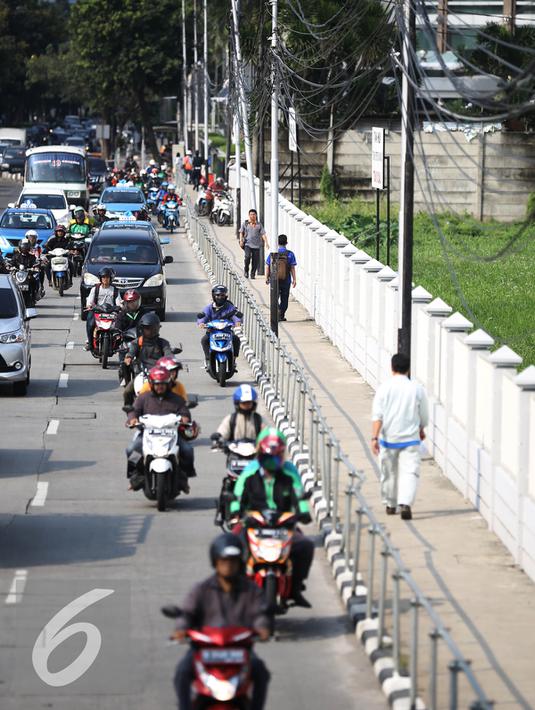Sejumlah pejalan kaki melintas di trotoar dikawasan Sudirman, Jakarta, Senin (18/4). Gubernur Basuki T Purnama berencana memperlebar trotoar sampai 9,5 meter agar mempermudah orang berjalan kaki usai naik kereta atau bus. (Liputan6.com/Faizal Fanani)