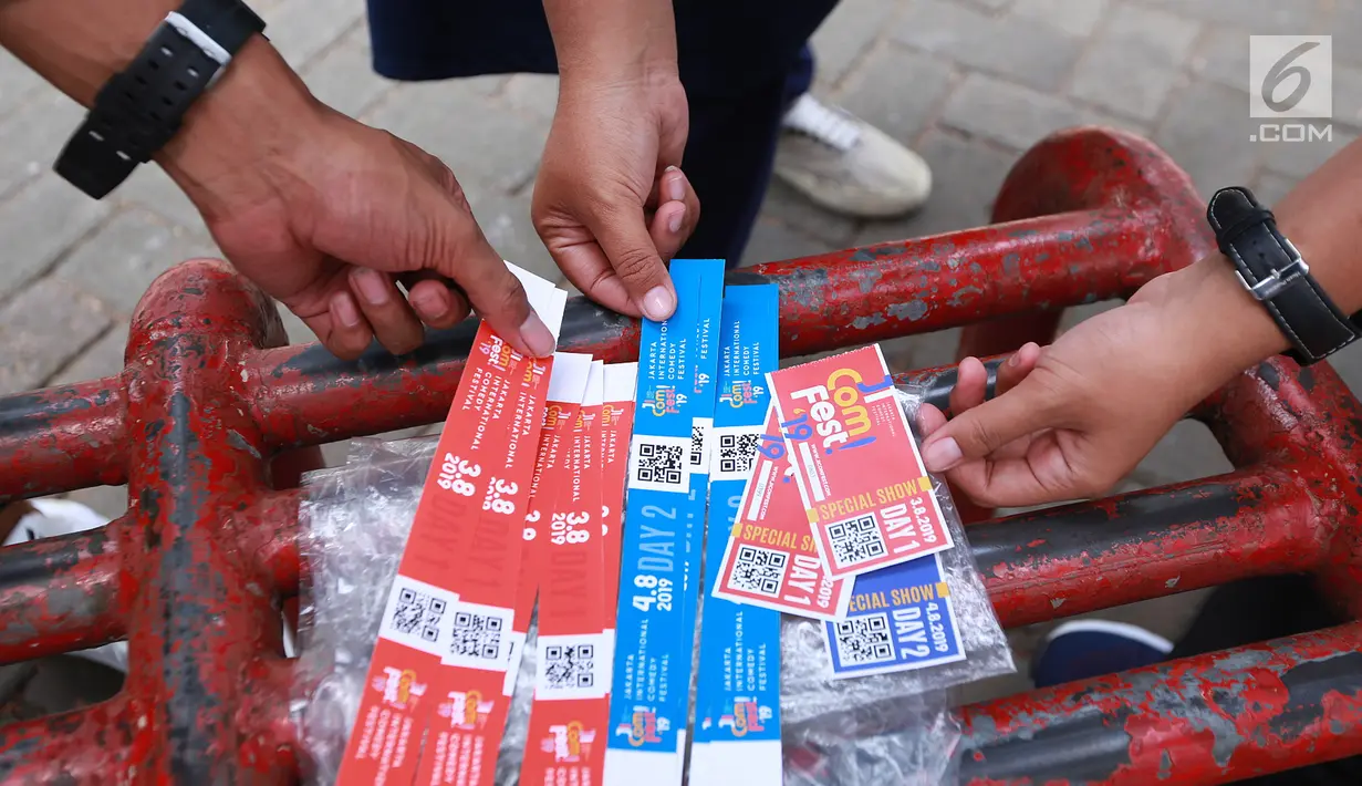 Pengunjung menunjukkan tiket untuk menyaksikan Jakarta Internasional Comedy Festival (JICOMFEST) 2019 hari pertama di JIExpo, Kemayoran, Jakarta, Sabtu (3/8/2019). JICOMFEST 2019 dikemas dalam format komedi musik hingga komedi tradisional. (Dream.co.id/Deki Prayoga)