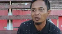 Mantan striker Persebaya Surabaya, Abdul Kirom, dalam channel youtube Omah Balbalan. (Bola.com/Abdi Satria)